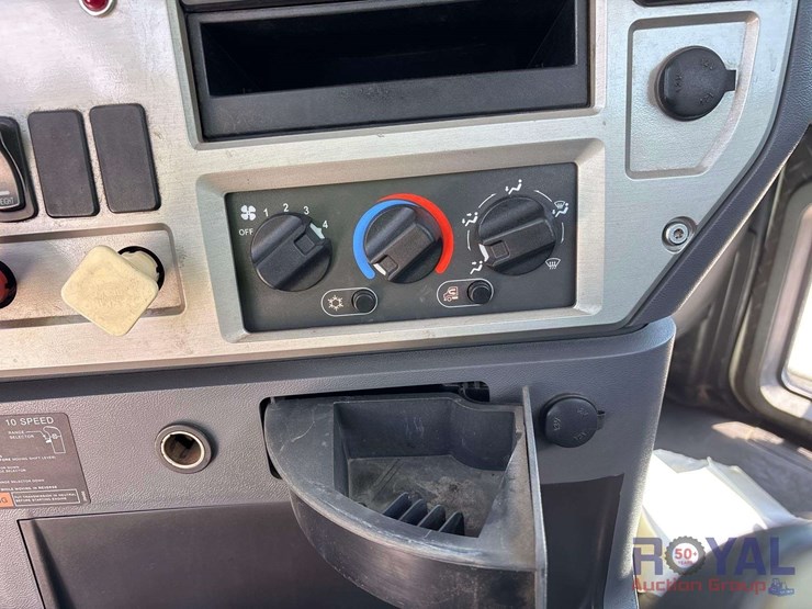 2014-mack-cxu613-t/a-day-cab-truck-tractor-image-19