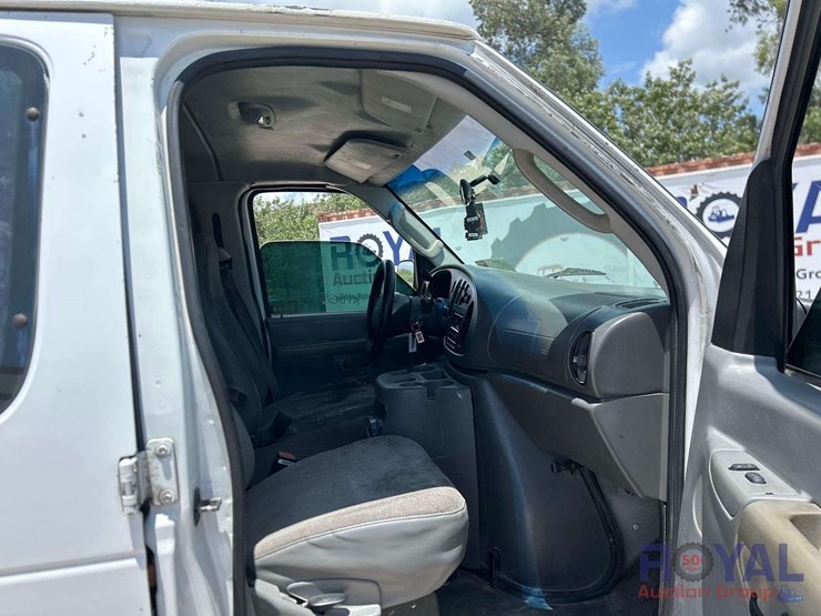 2004-ford-cargo-image-22
