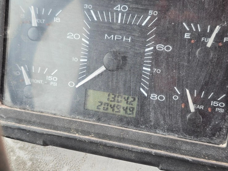 2015-ottawa-yard-spotter-truck---cummins-diesel,-allison-6-speed,-hydraulic-air-fifth-wheel-image-21