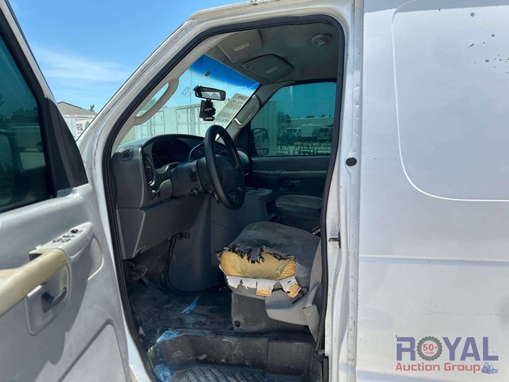 2004-ford-cargo-image-11