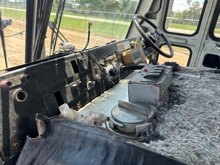 2013-mack-leu633-image-35