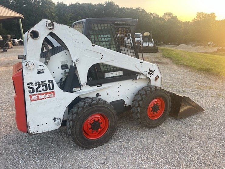 2010-bobcat-s250-image-3