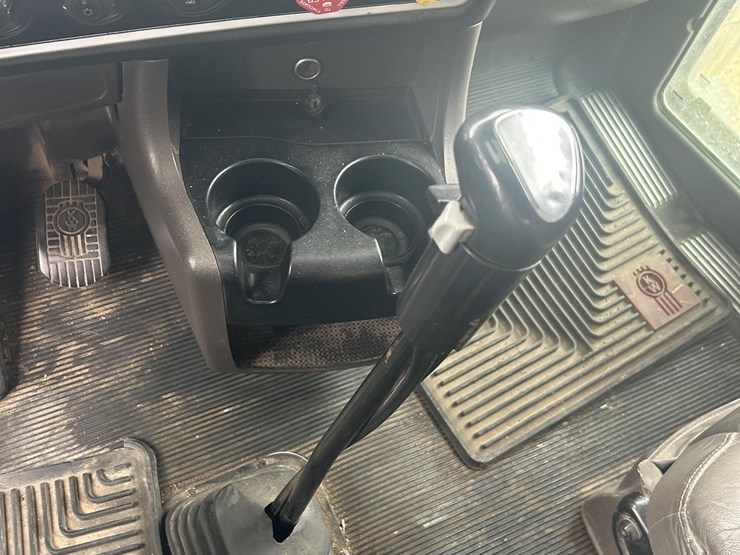2006-kenworth-w900l-image-19