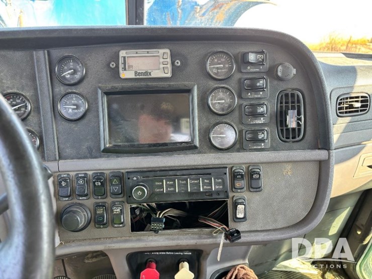 2014-peterbilt-365-image-82