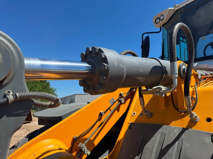 2021-liebherr-l556-image-16