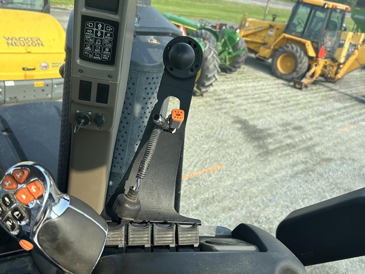 2015-case-ih-magnum-240-cvt-image-17