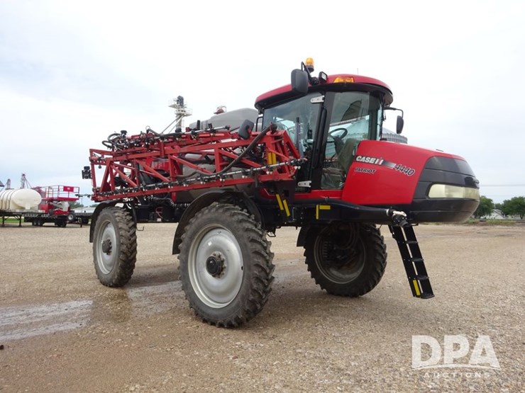 2015-case-ih-patriot-4440-image-11