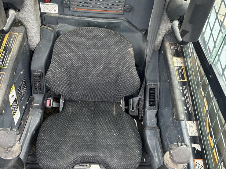 2011-deere-318d-image-11