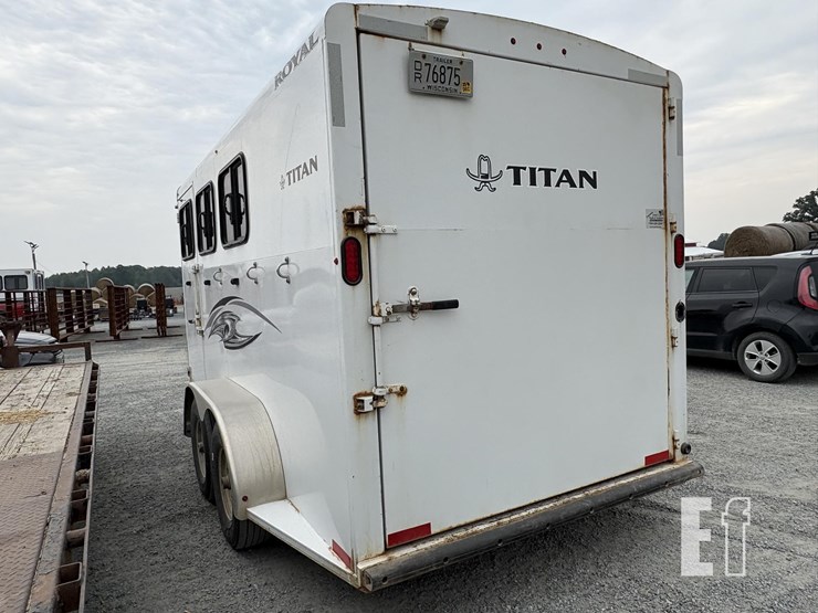2019-titan-trailer-image-7