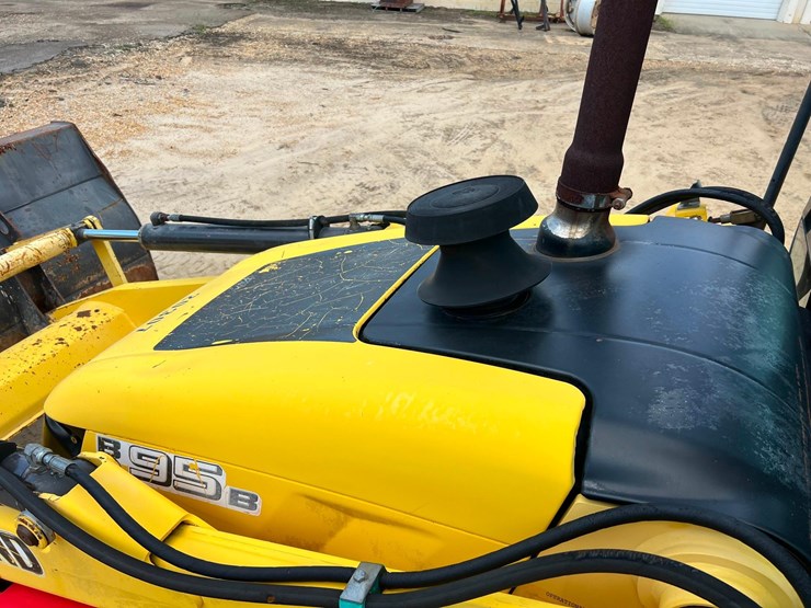 2011-new-holland-b95b-image-34