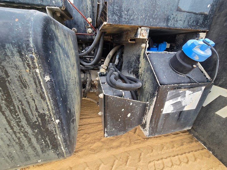 2016-ottawa-yard-spotter-truck---cummins-diesel,-allison-auto,-hydraulic-air-fifth-wheel,-33,000-...-image-5
