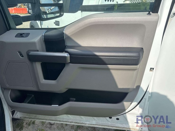 2022-ford-f550-image-21
