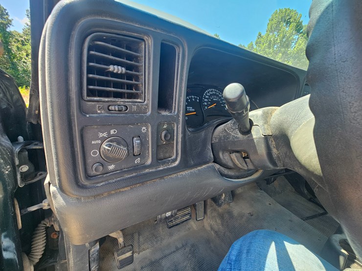 2004-chevrolet-silverado-image-43