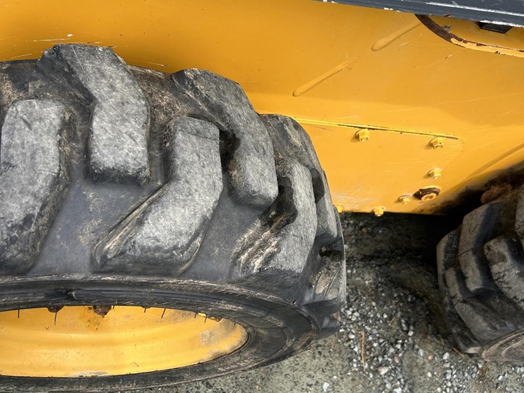 2011-deere-318d-image-4