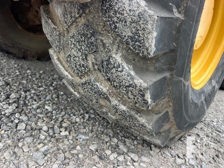 2020-deere-204l-image-23