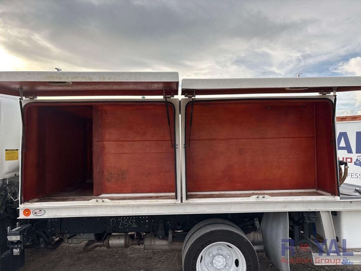 2023-isuzu-npr-image-19