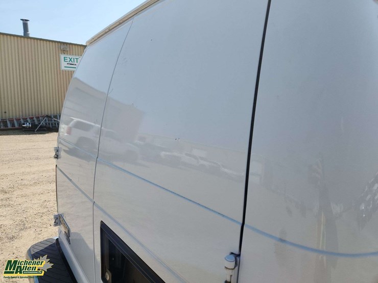 2014-ford-cargo-image-31