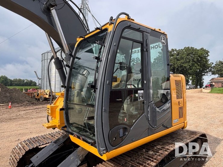 2012-deere-135d-image-33