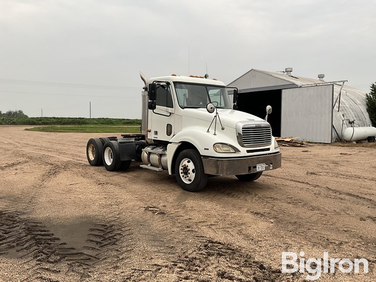 2004-freightliner-columbia-120-image-3