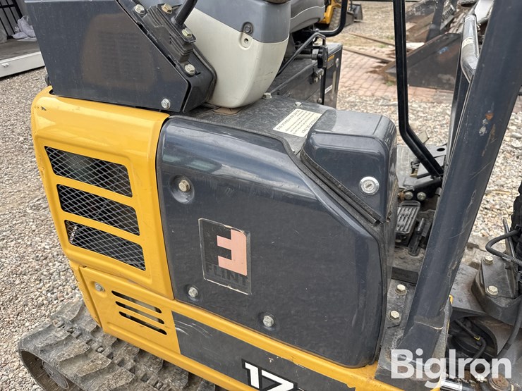 2020-deere-17g-image-16