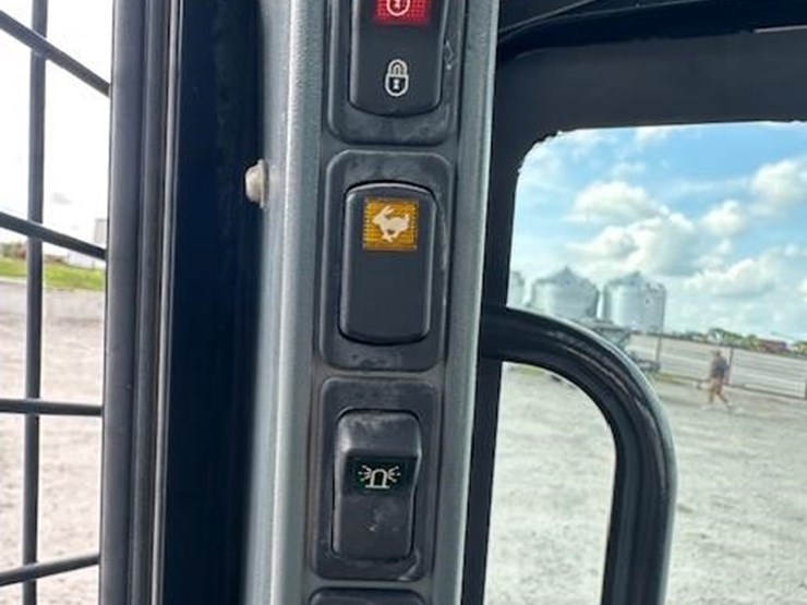 2015-new-holland-c227-image-23