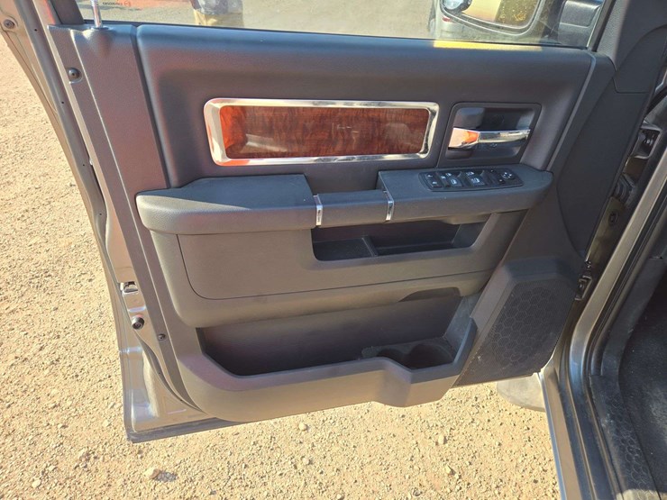2012-ram-1500-laramie-image-12