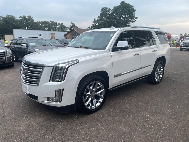 2017-cadillac-escalade-image-1