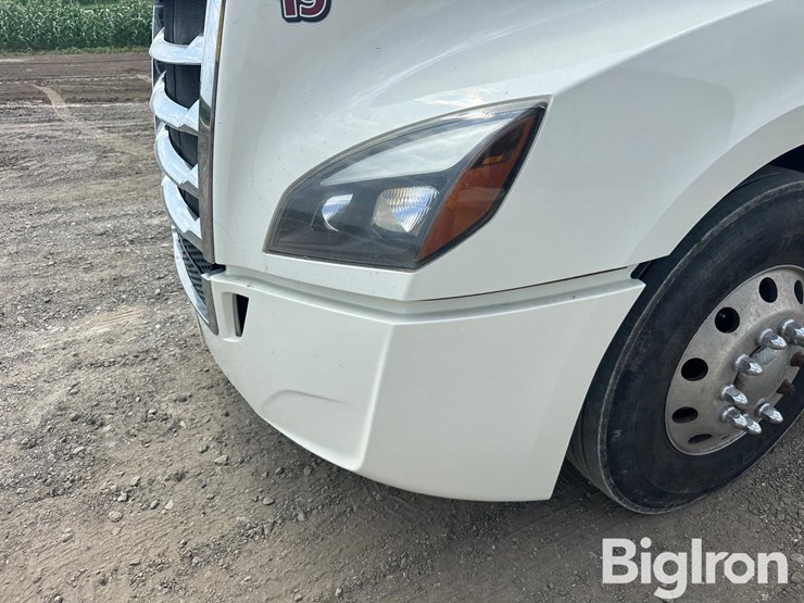 2019-freightliner-cascadia-126-image-13