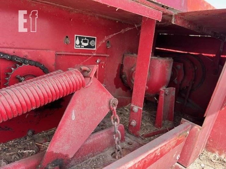 new-holland-320-image-16
