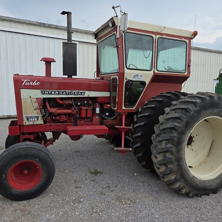 1970 IH 1456 tractor