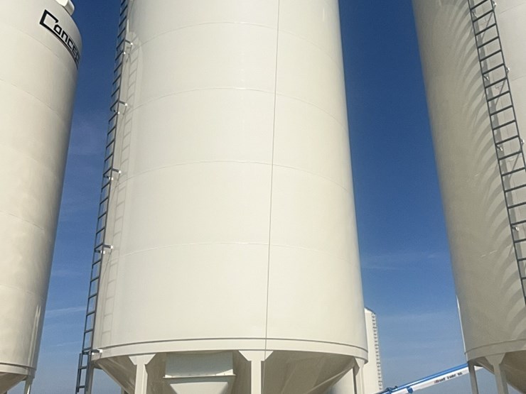 concept-7,500-bu.-hopper-bin,-equipped-with-bin-fan-with-3-phase-agi-grainguard-10-hp-electric-motor.-image-2