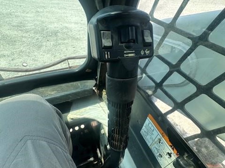 2007-bobcat-t300-image-20