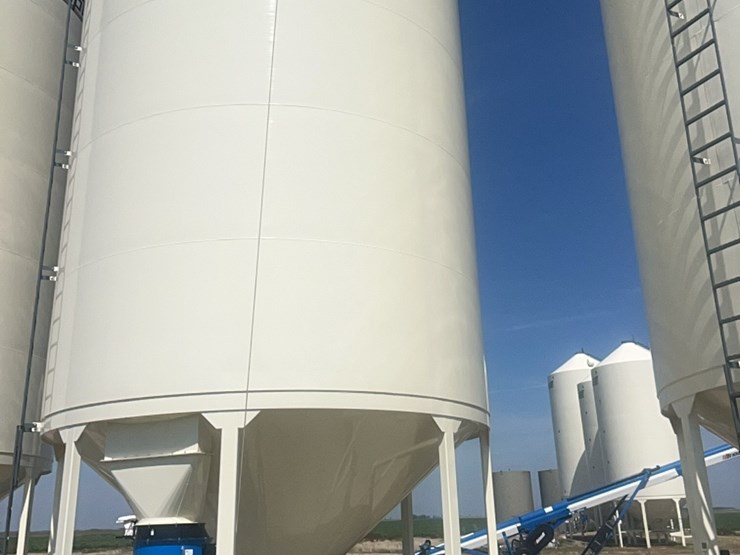 concept-7,500-bu.-hopper-bin,-equipped-with-bin-fan-with-3-phase-agi-grainguard-10-hp-electric-motor.-image-4