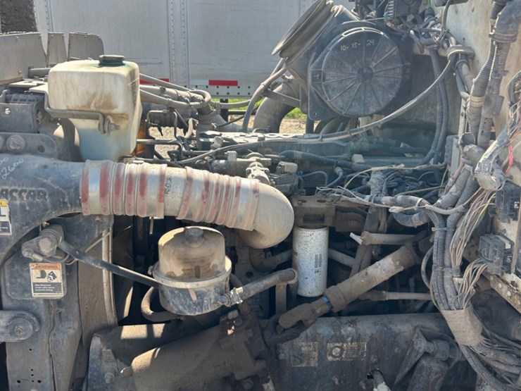 2011-peterbilt-337-image-11