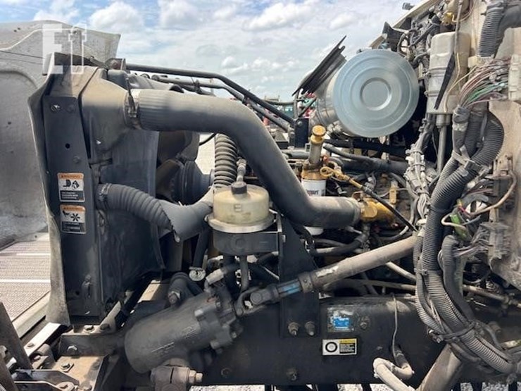 2003-peterbilt-330-image-15