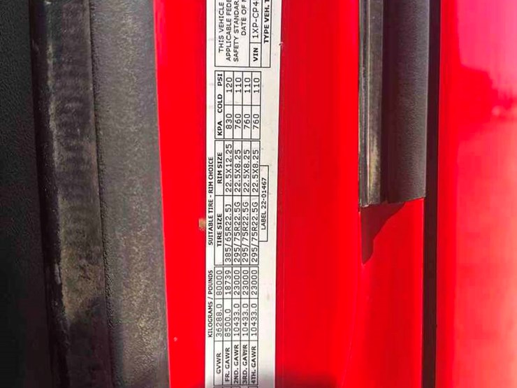 2015-peterbilt-567-image-14