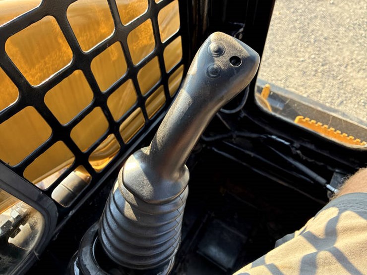 2019-caterpillar-246d-image-46