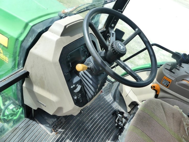 2022-john-deere-6135e-image-11