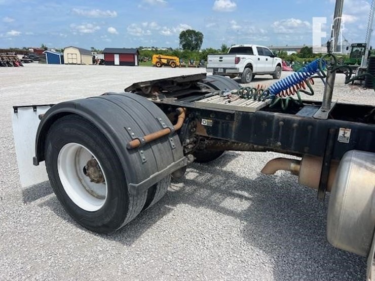 2003-peterbilt-330-image-25