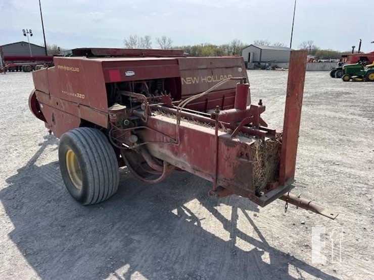 new-holland-320-image-7