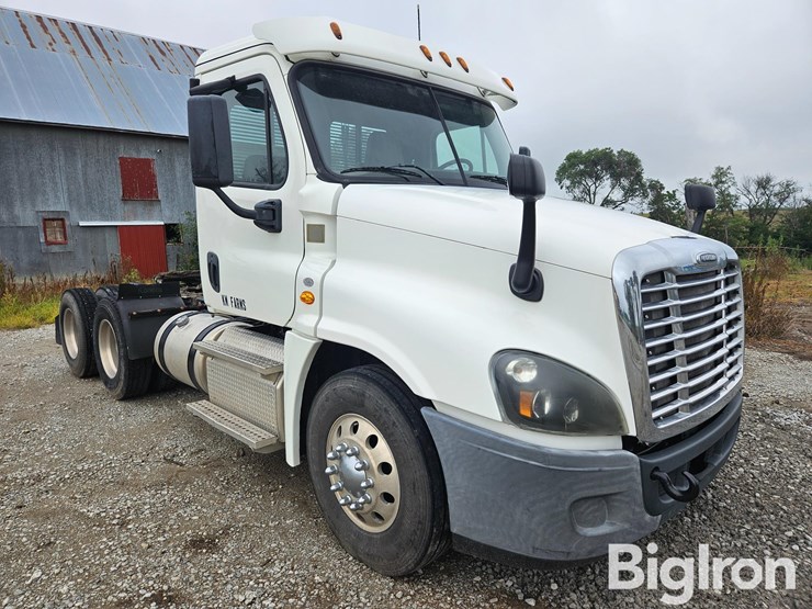 2016-freightliner-cascadia-125-image-3