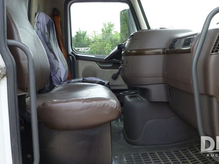 2014-volvo-10-image-19