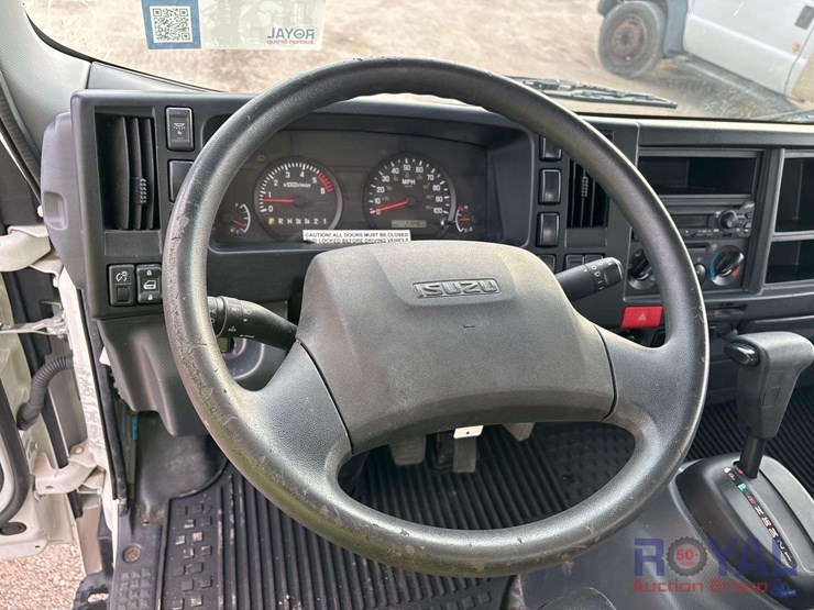 2023-isuzu-npr-image-7