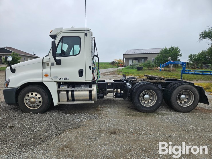 2016-freightliner-cascadia-125-image-8