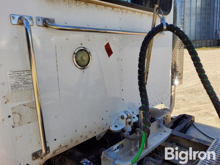 2013-peterbilt-388-image-13