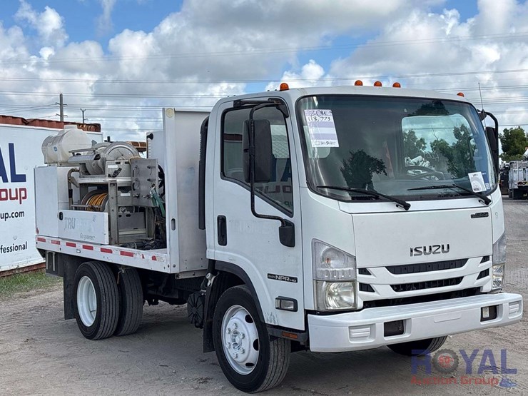 2014-isuzu-npr-image-2
