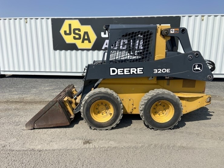 deere-320e-image-2