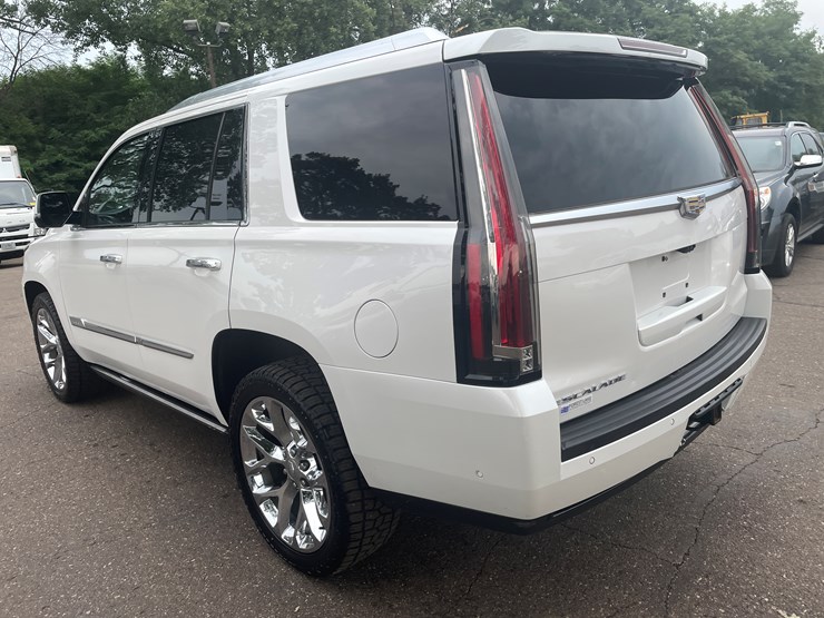 2017-cadillac-escalade-image-19