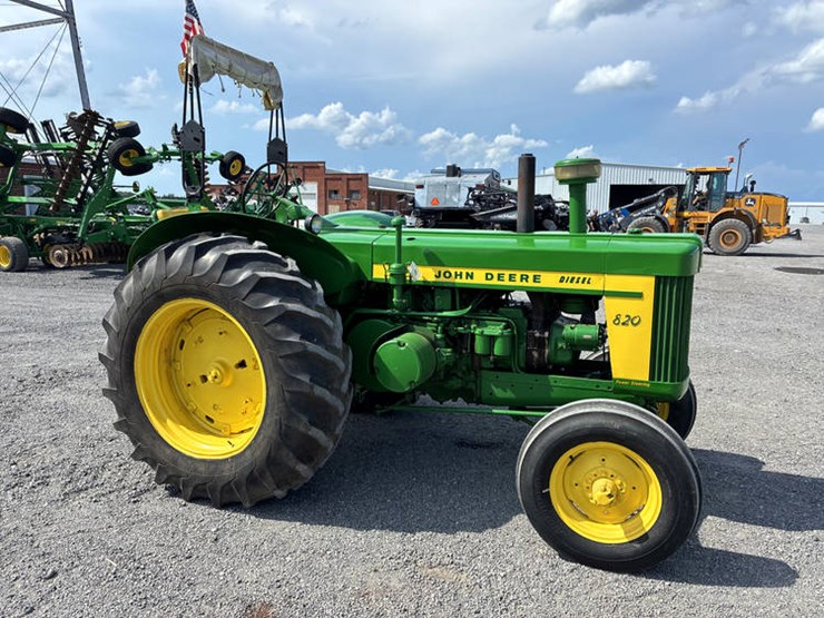 1958-john-deere-820-image-1