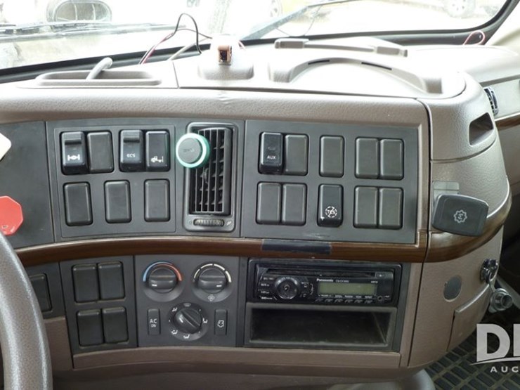2014-volvo-10-image-15